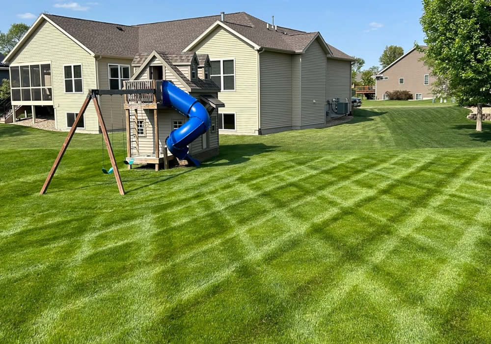 lawn-care-company-utica-01-min